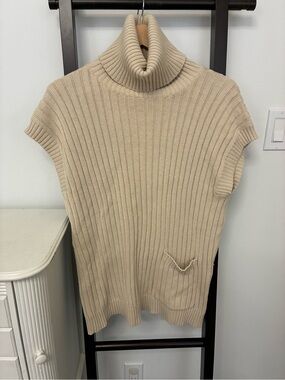 Turtleneck Ribbed Sleeveless Sweater Vest in Beige. Size large. Classic
